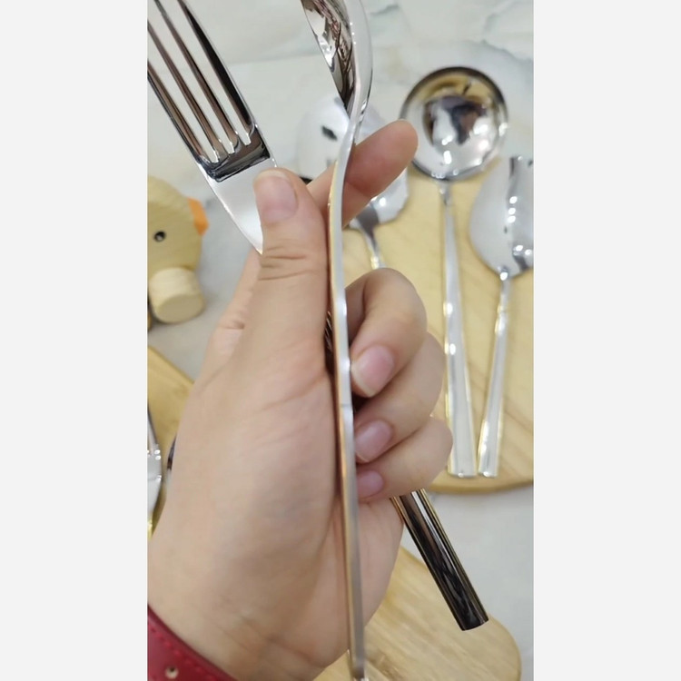 1 سرویس قاشق و چنگال 30نفره 134 پارچه یونیک آلمان اروپایی نقره ای ساده ( پس کرایه)